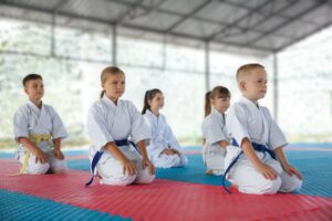 bambini che fanno kung fu